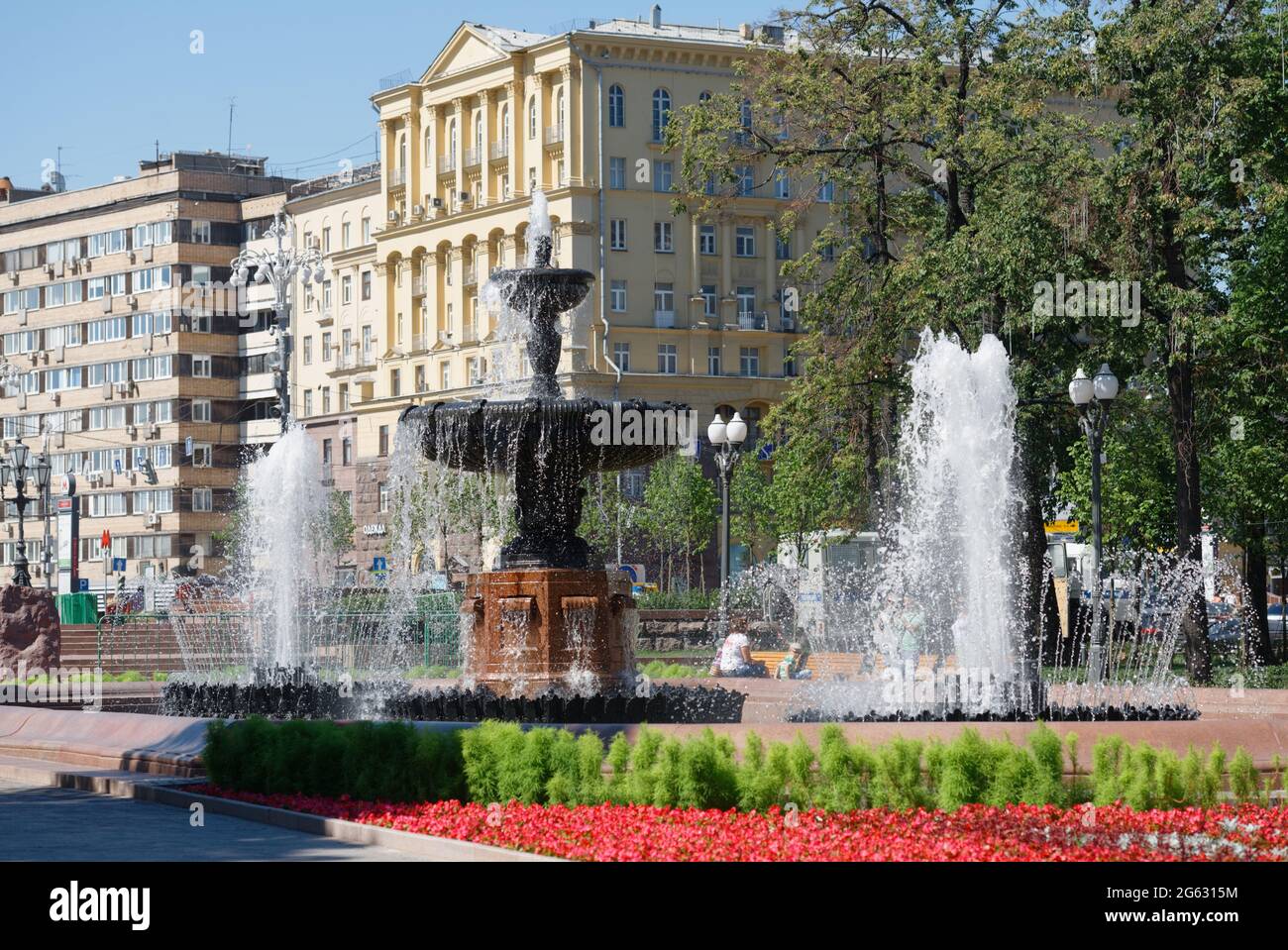 Fuente de cuenco en la plaza Pushkin en Moscú, Rusia. Esta clásica fuente construida en 1950 se convierte en uno de los símbolos de la ciudad Foto de stock