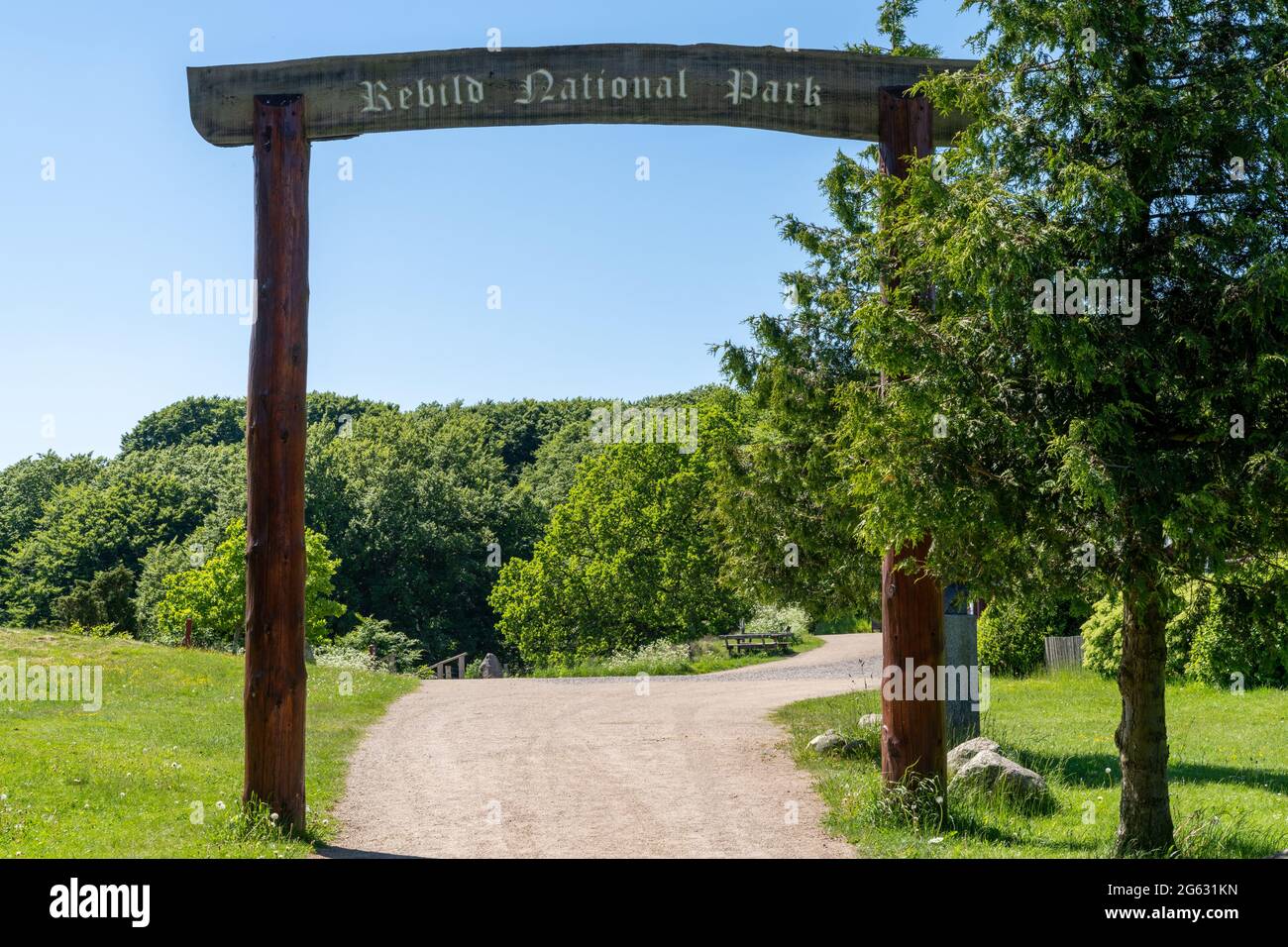 Rebild, Dinamarca - 7 de junio de 2021: La puerta y la entrada al Parque Nacional de Rebild en el norte de Dinamarca Foto de stock