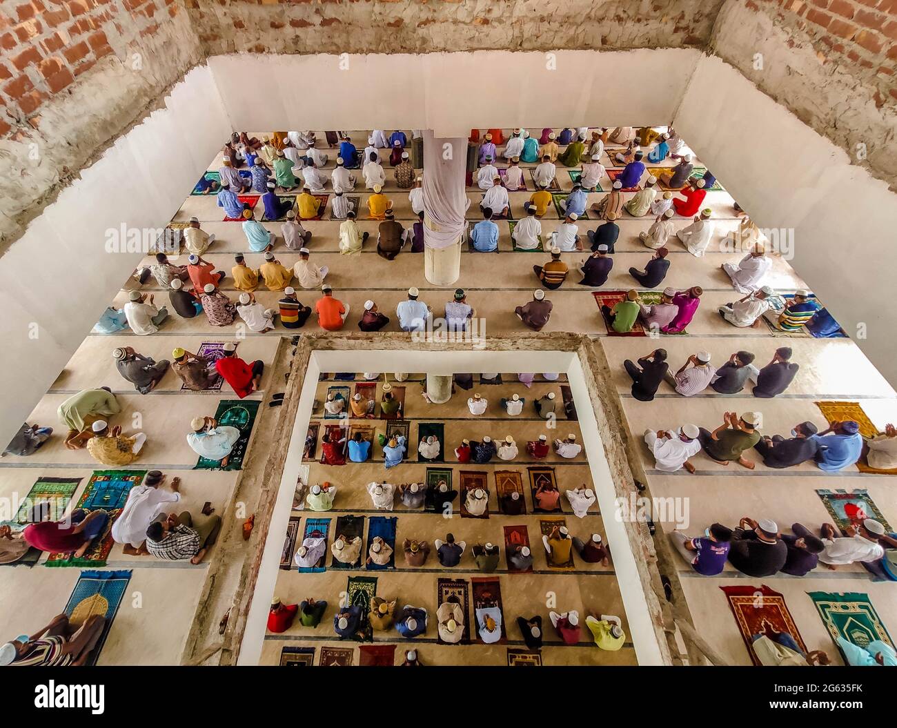 Barishal, Barishal, Bangladesh. 2nd de julio de 2021. Los musulmanes realizan oraciones del viernes sin mantener ningún tipo de distancia social en una mezquita donde el país está bajo un encierro para contener la segunda ola de la pandemia COVID-19 en la ciudad de Barishal, Bangladesh. Crédito: Mustasinur Rahman Alvi/ZUMA Wire/Alamy Live News Foto de stock