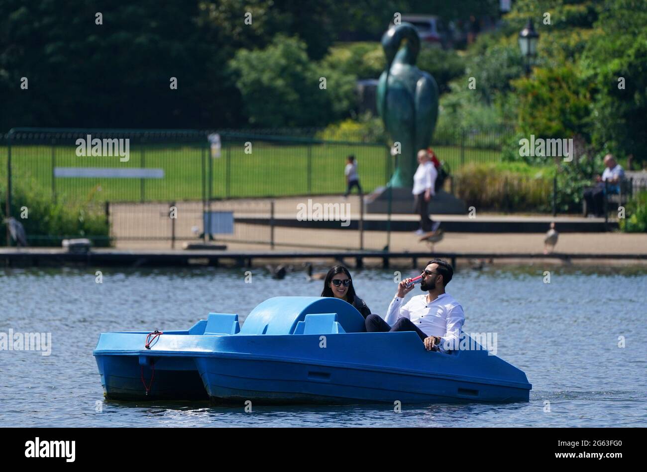 Una pareja viaja en un pedalo por Serpentine, Hyde Park, Londres. Fecha de la foto: Viernes 2 de julio de 2021. Foto de stock
