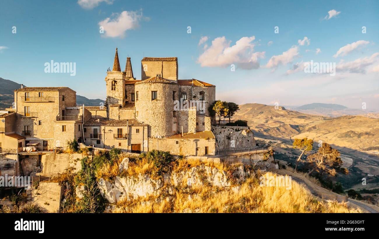 Vista aérea del pueblo medieval de piedra, el pueblo más alto de la cordillera Madonie, Sicilia, Italia.Iglesia de Santa Maria di Loreto en Sunset.Pturesco Foto de stock