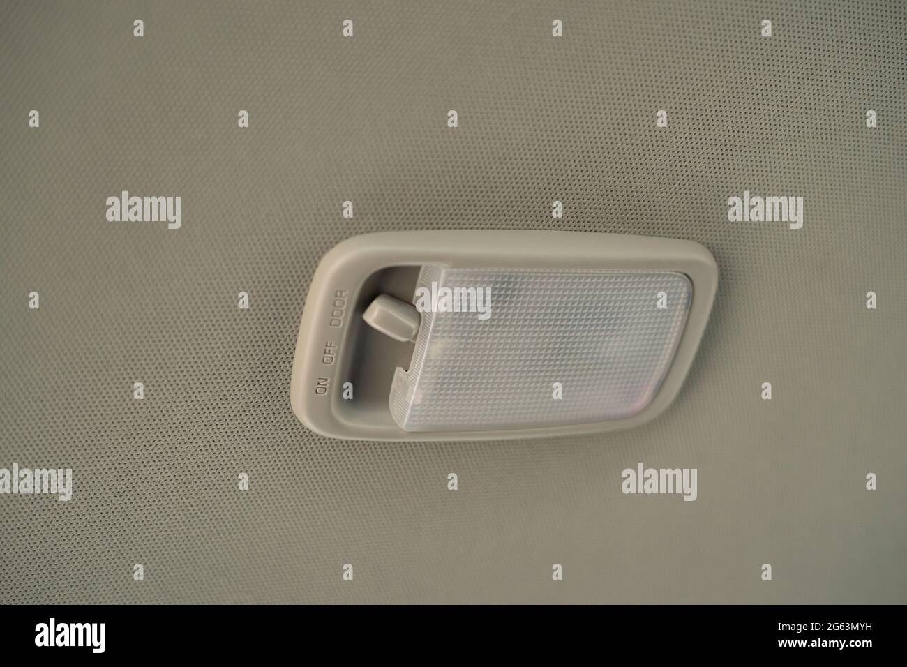 lámpara de techo para coche en un interior de coche moderno. luz de lectura  led Fotografía de stock - Alamy