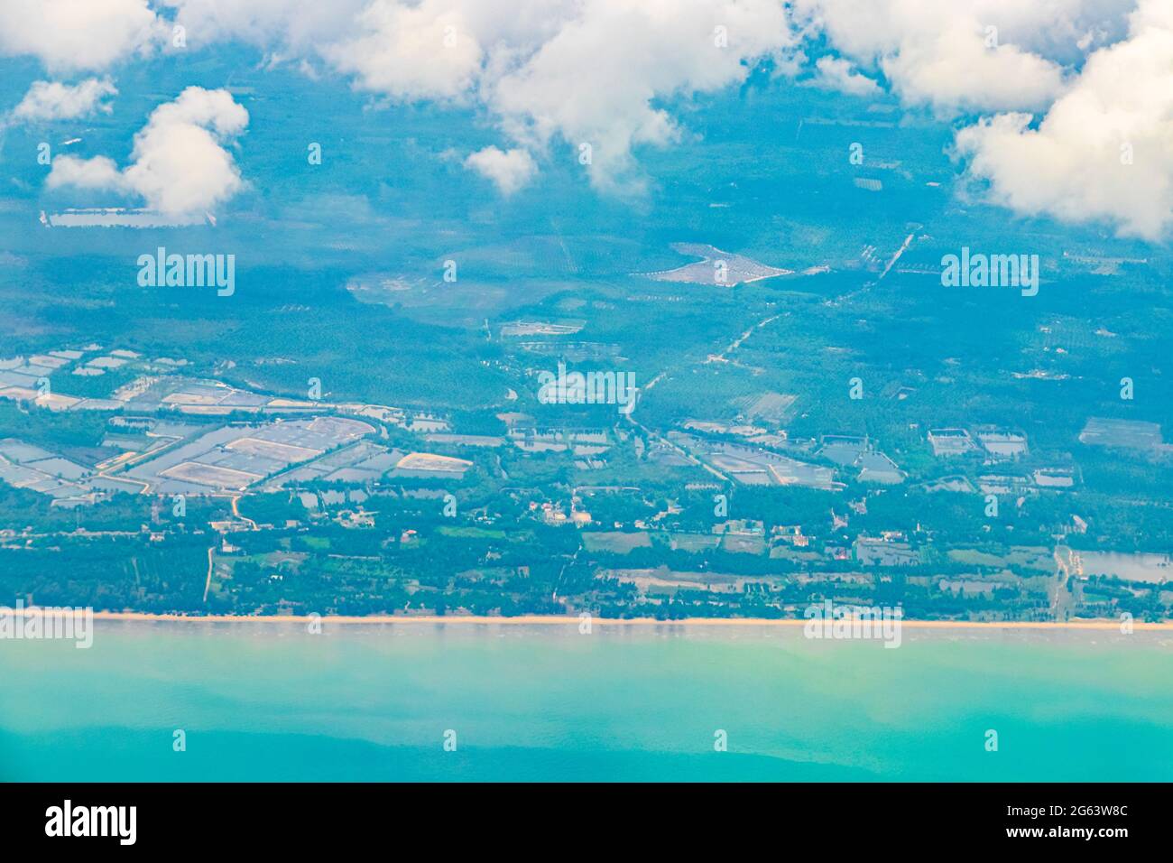 Vuelo sobre Surat Thani Tailandia con hermosas vistas de los campos agrícolas y la costa turquesa. Foto de stock