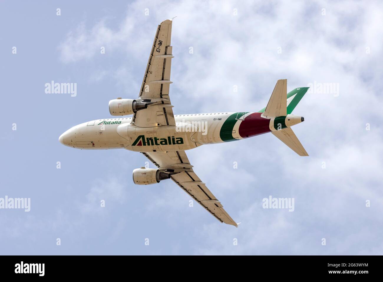 Alitalia Airbus A319-112 (REG: EI-IMG) comienza su vuelo a Roma, Italia. Foto de stock