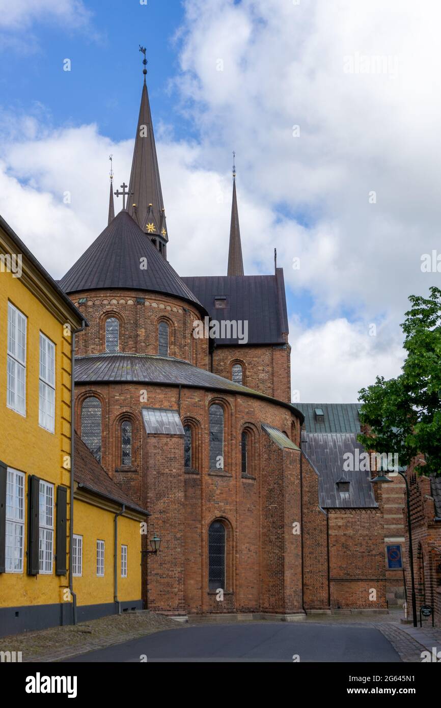 Roskilde, Dinamarca . 13 de junio de 2021: Vista de la histórica catedral Luterana Roskilde en el centro de la ciudad Foto de stock