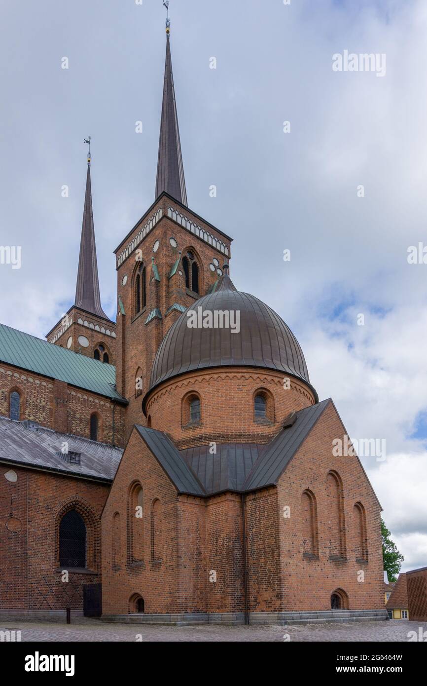 Roskilde, Dinamarca . 13 de junio de 2021: Vista de la histórica catedral Luterana Roskilde en el centro de la ciudad Foto de stock