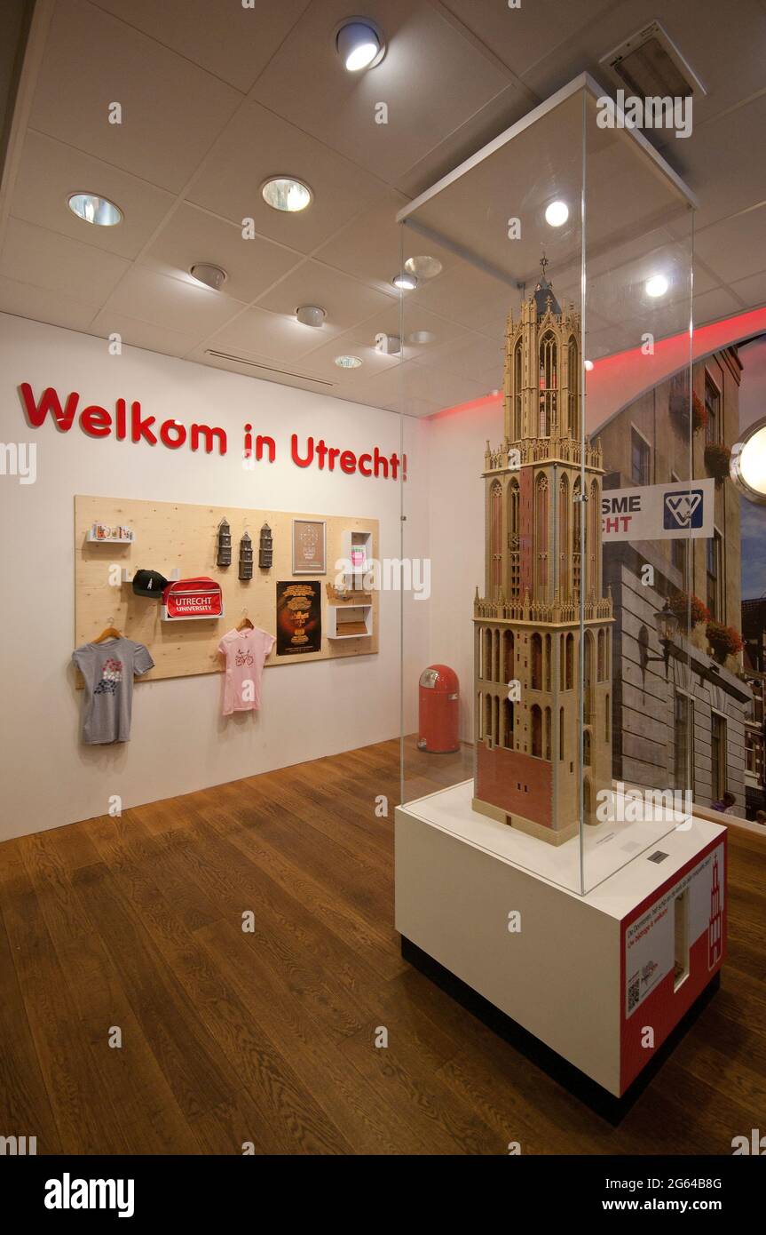 Oficina de Turismo con el modelo Domtoren (campanario de la Catedral de San Martín) en exposición, Utrecht, Países Bajos Foto de stock