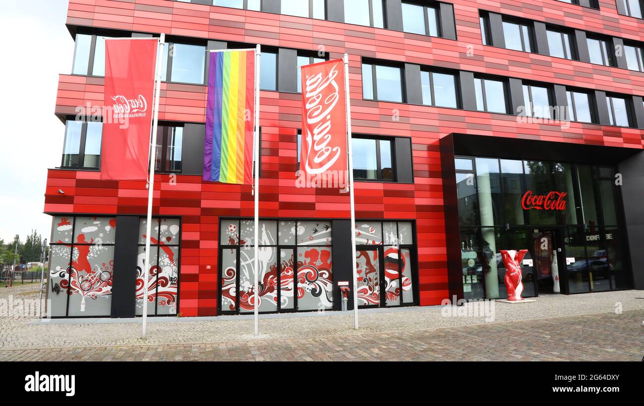 Coca Cola Deutschlandzentrale Berlin, Stralauer Allee, mit Regenbogenfahne Foto de stock