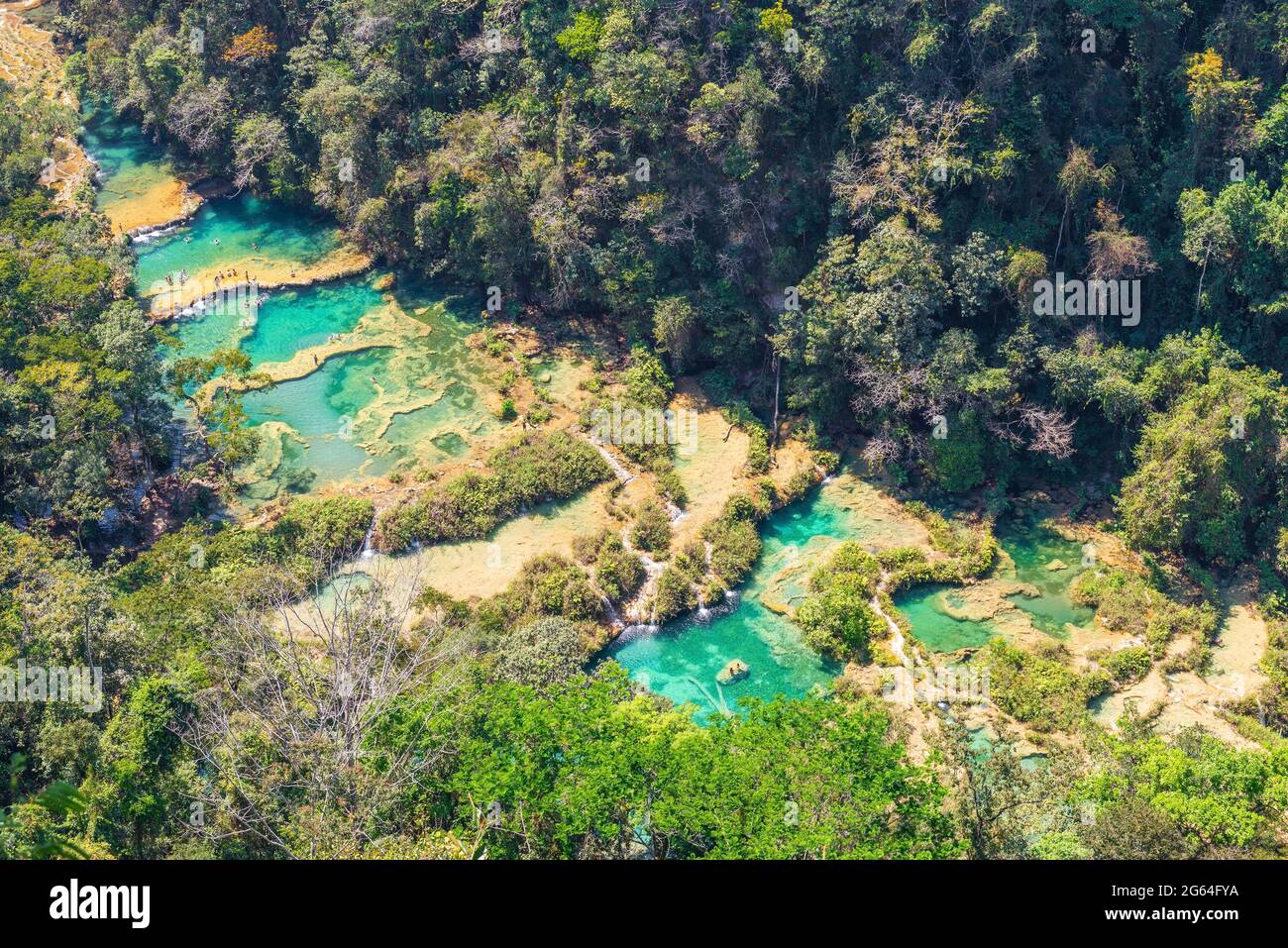 Paisaje aéreo de las Cascadas Semuc Champey a lo largo del río Cahabon