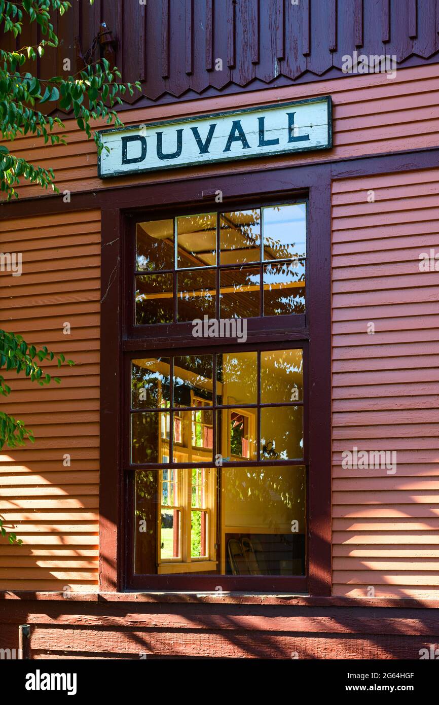 Duvall, WA, EE.UU. - 22 de junio de 2021; antiguo depósito de tren de la carretera de Milwaukee ahora preservado en la ciudad rural del estado de Washington de Duvall Foto de stock
