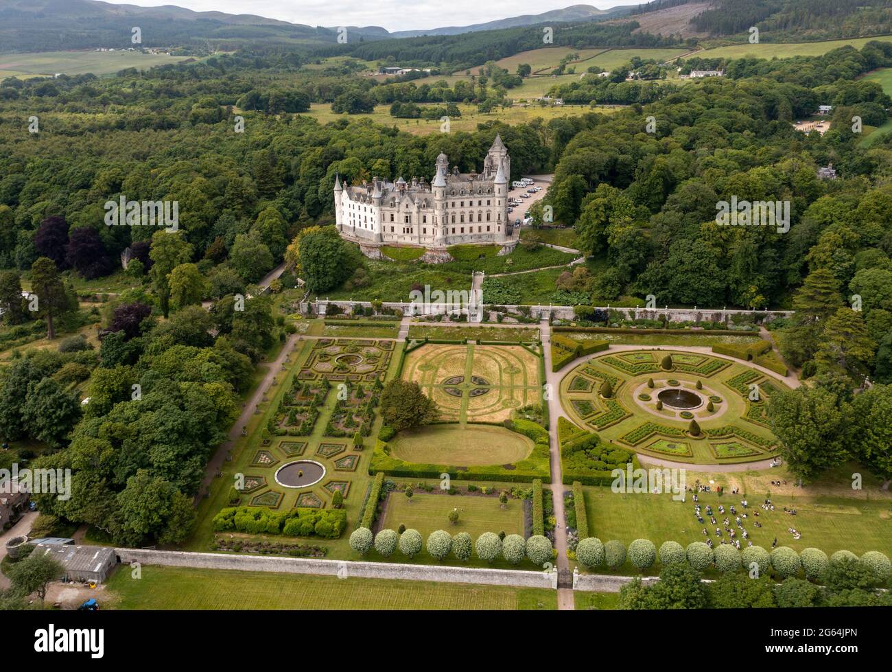 Vista aérea del Castillo Dunrobin, Golspie, Sutherland, Escocia, hogar de los Earls y los duques de Sutherland. Foto de stock