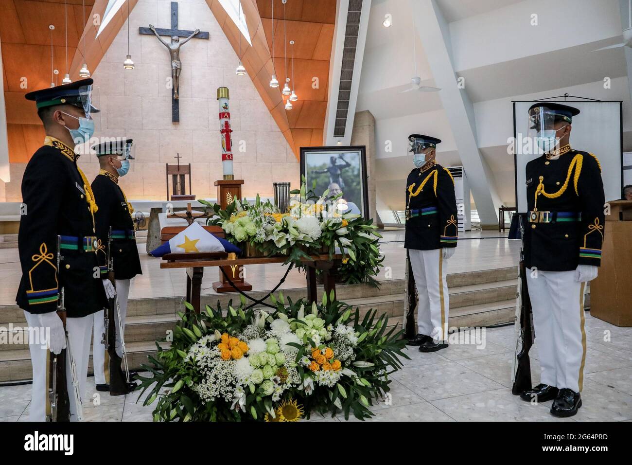 Guardias militares de honor se encuentran en el altar tras la estela del ex Presidente Benigno Aquino III en la Iglesia Ateneo de Gesu en Quezon City, Metro Manila, Filipinas. Foto de stock