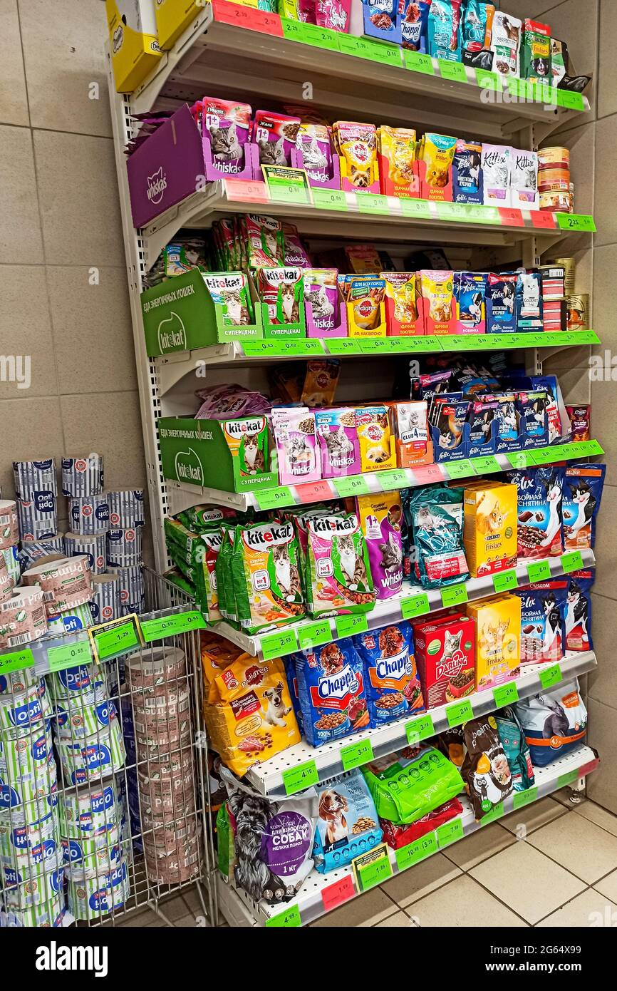 BIELORRUSIA, NOVOPOLOTSK - 02 JULE, 2021: Alimentos para mascotas en los  estantes de la tienda de cerca Fotografía de stock - Alamy