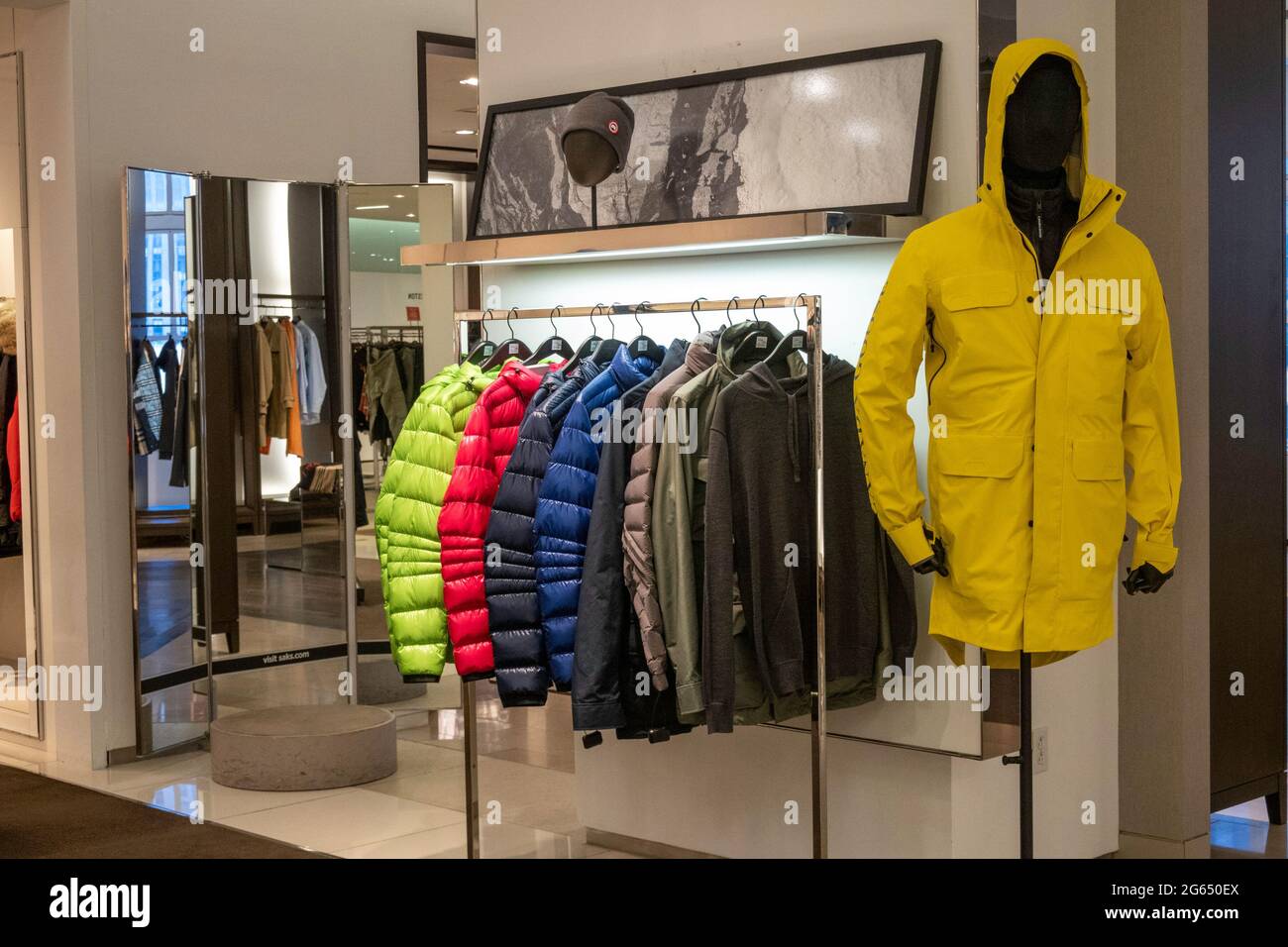 Médico erupción Activo Departamento de ropa de hombre de diseño en el Saks Fifth Avenue Flagship  Store en la ciudad de Nueva York, EE.UU. 2021 Fotografía de stock - Alamy