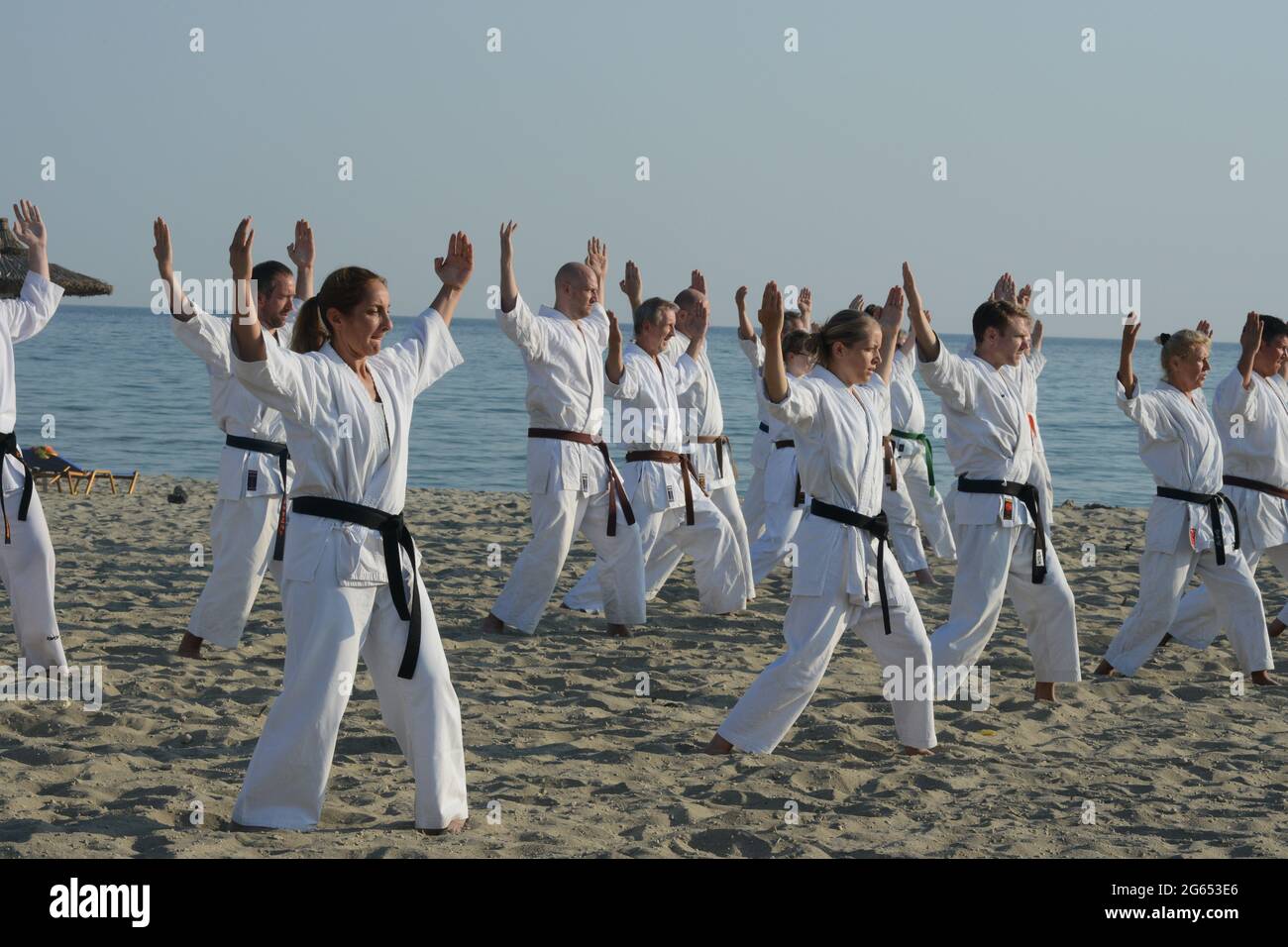 Entrenamiento de karate de Shotokan en la playa Foto de stock