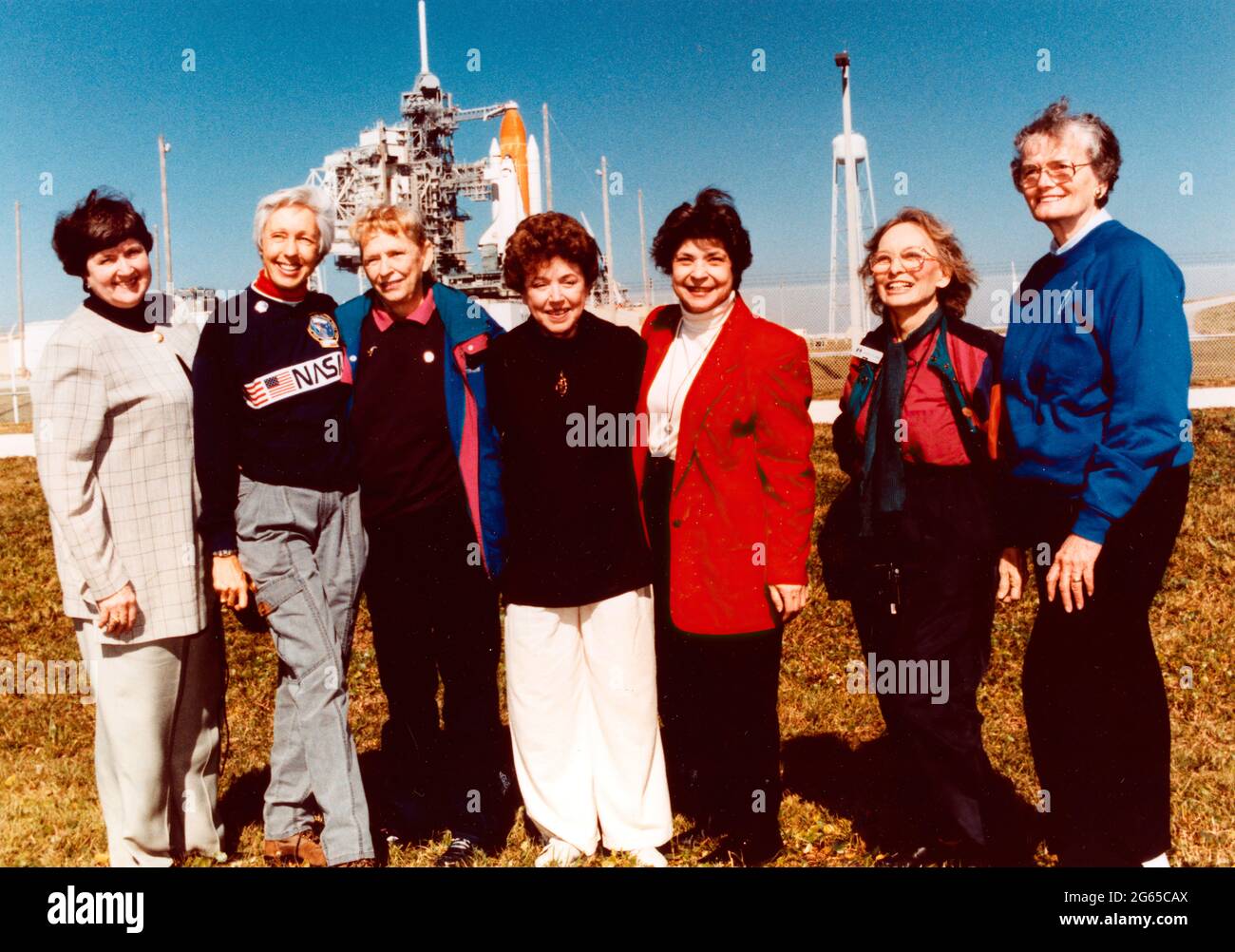 Wallace 'Wally' Funk, candidato astronauta del programa Mercury de la NASA, ha sido elegido para lanzar el vuelo suborbital Jeff Bezos en Blue Origin. En 1995 Funk se unió a otras candidatas femeninas a Mercurio (a las que se hace referencia como entrenadoras de Astronautas de Primera Dama o Flats en la plataforma de lanzamiento 39B de Cabo Cañaveral con el transbordador espacial - STS-63 - preparado para el despegue. De izquierda a derecha son: Gene Nora Jessen, Wally Funk, Jerrie Cobb, Jerri Truhill, Sarah Ratley, Myrtle Cagle y Bernice Steadman en la plataforma de lanzamiento 39B de NASAS Foto de stock