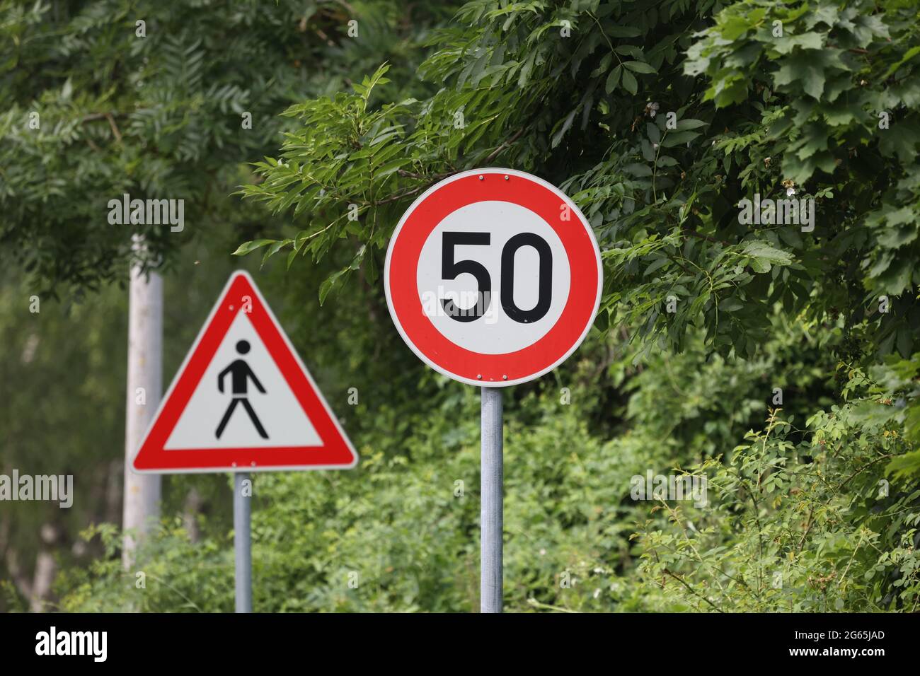 Límite de velocidad redonda señal de tráfico en la carretera. A 50 km por  hora Fotografía de stock - Alamy
