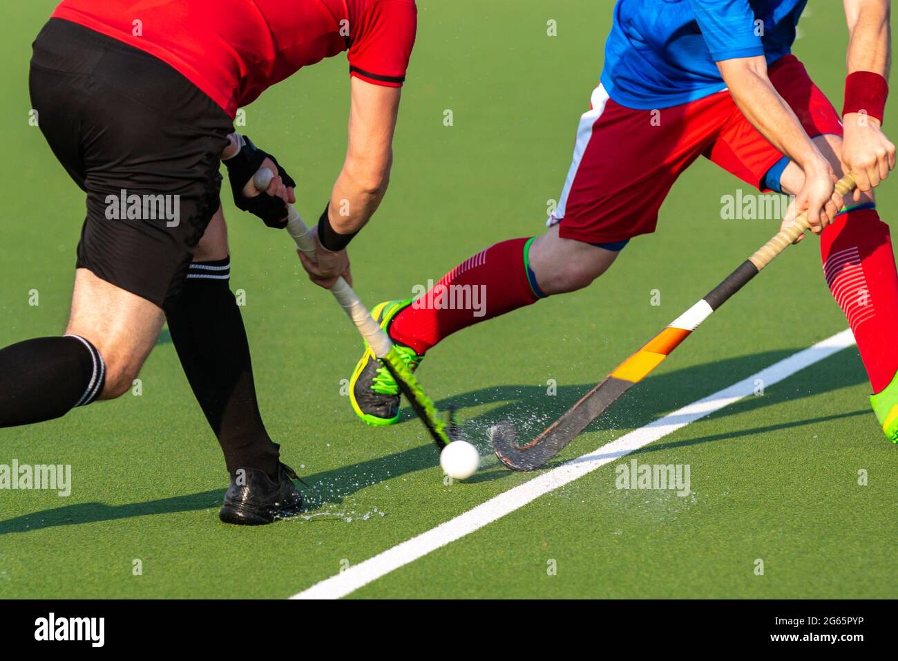 Jugador de hockey sobre hierba artificial en el campo de juego Fotografía  de stock - Alamy