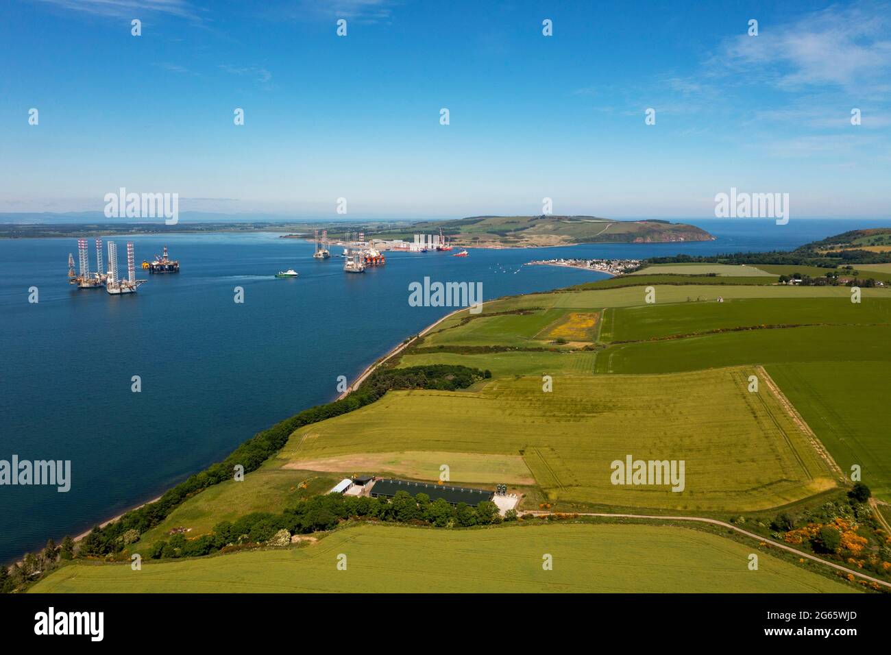 Vista aérea de la bahía Nigg en la desembocadura del Cromarty Firth, Ross y Cromarty, Escocia, Reino Unido. Foto de stock