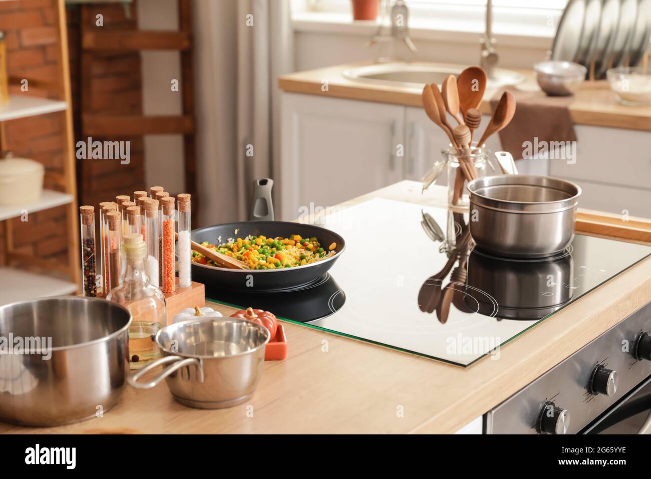 Utensilios de cocina modernos fotografías e imágenes de alta resolución -  Alamy