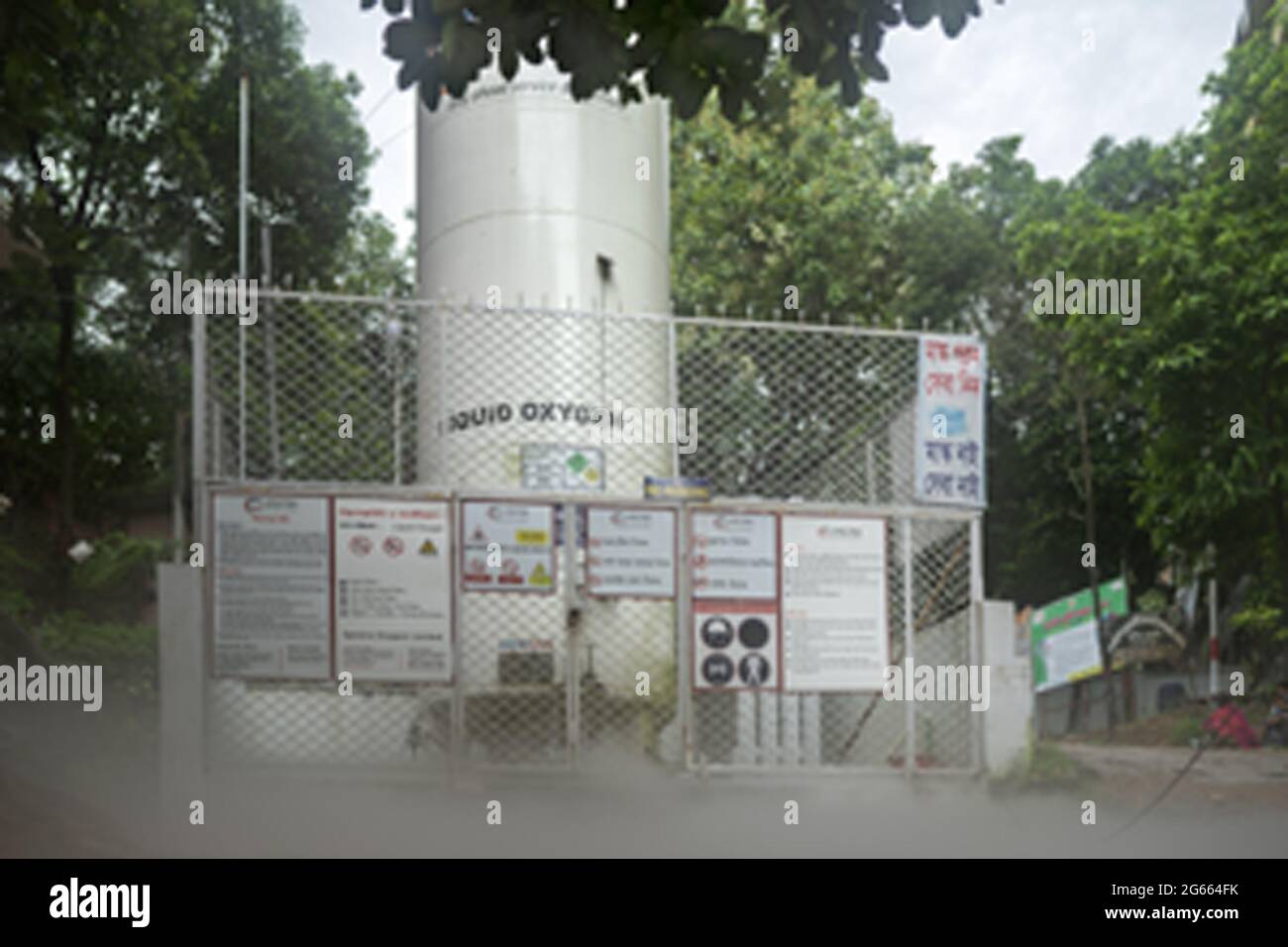 3 de julio de 2021, Chittagong, Bangladesh: El gobierno de Bangladesh instalará tanques centrales de oxígeno o evaporadores aislados por vacío (VIES) en 26 hospitales que atienden a pacientes de Covid-19 en todo el país. Tras la instalación, los VIES garantizarán un suministro ininterrumpido de oxígeno a unos 12.000 pacientes con coronavirus sin necesidad de bombonas.Bajo la supervisión del Taller Nacional de Mantenimiento de Equipos Electromédicos (NEMEMW), LINDE Bangladesh y Spectra International Ltd instalarán los VIES en 13 hospitales cada uno, con un costo de CT. 45.590.000. (Imagen de crédito: © Subrata Dey/ZUM Foto de stock