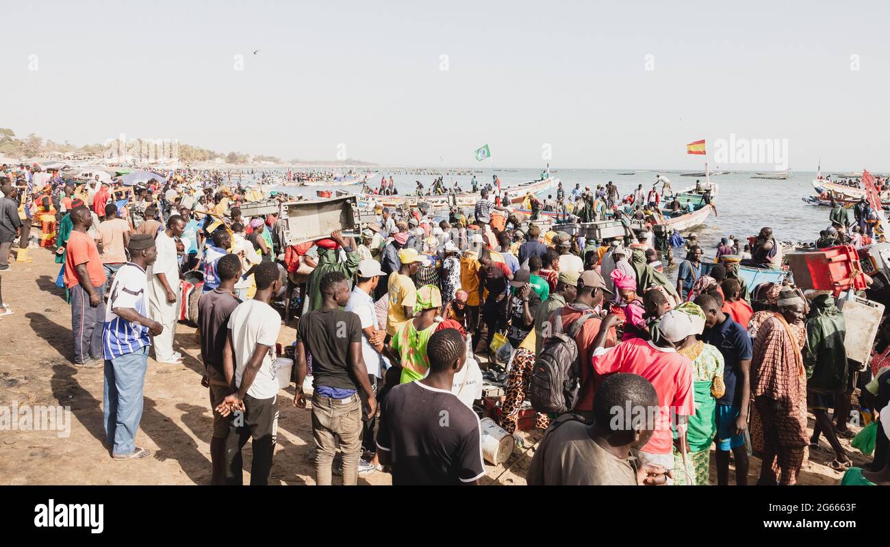 Mercado de pescado - Mbour, Sénégal Foto de stock