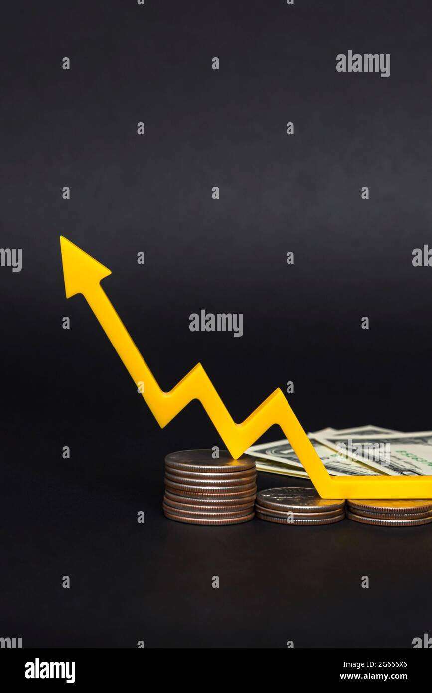 concepto de crecimiento de los salarios, crecimiento de los ingresos de la población. flecha de crecimiento en los billetes de dólares, lugar para texto. Foto de stock