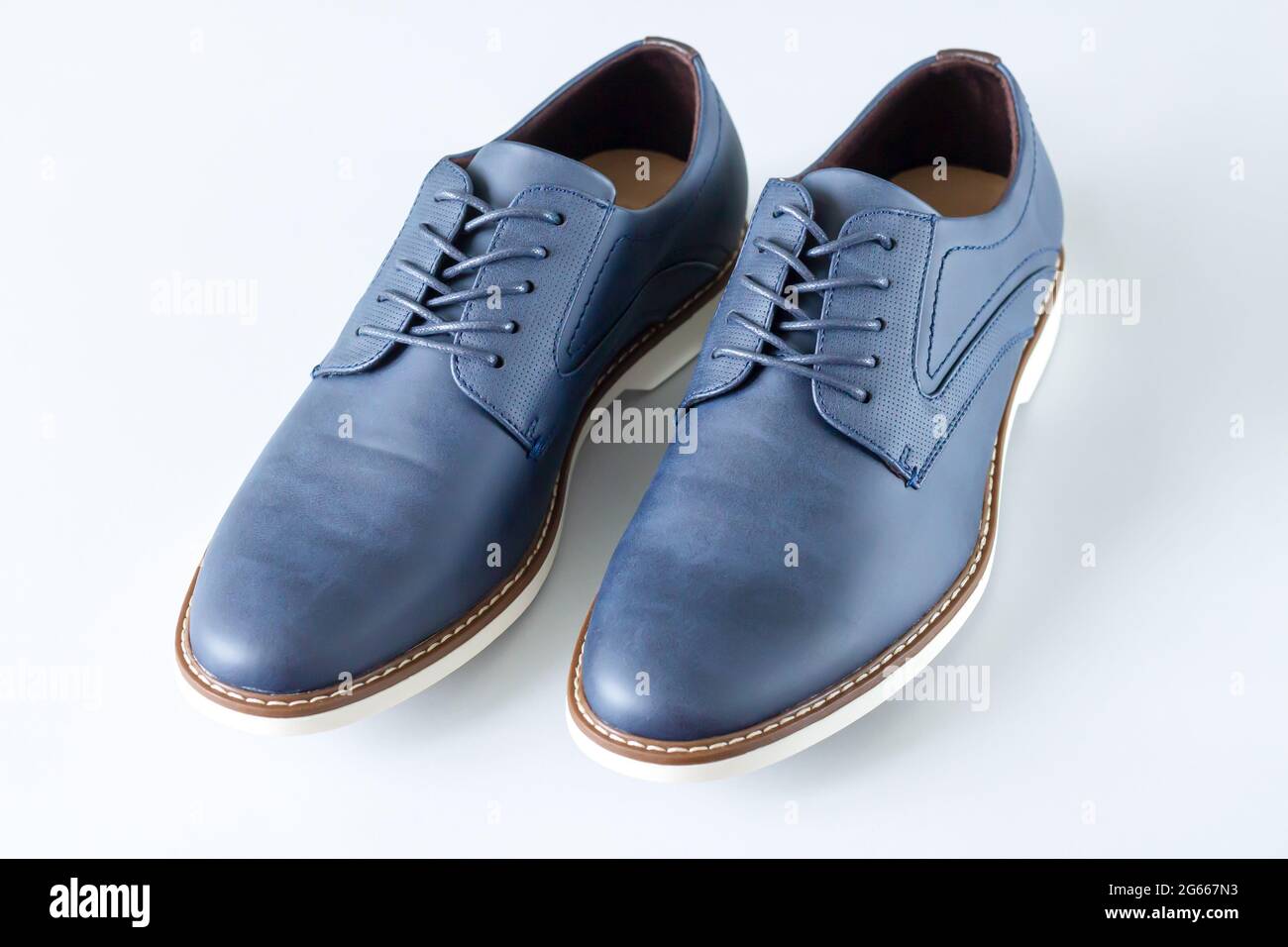 Zapatos azules de piel para hombre sport sobre fondo gris Fotografía de  stock - Alamy