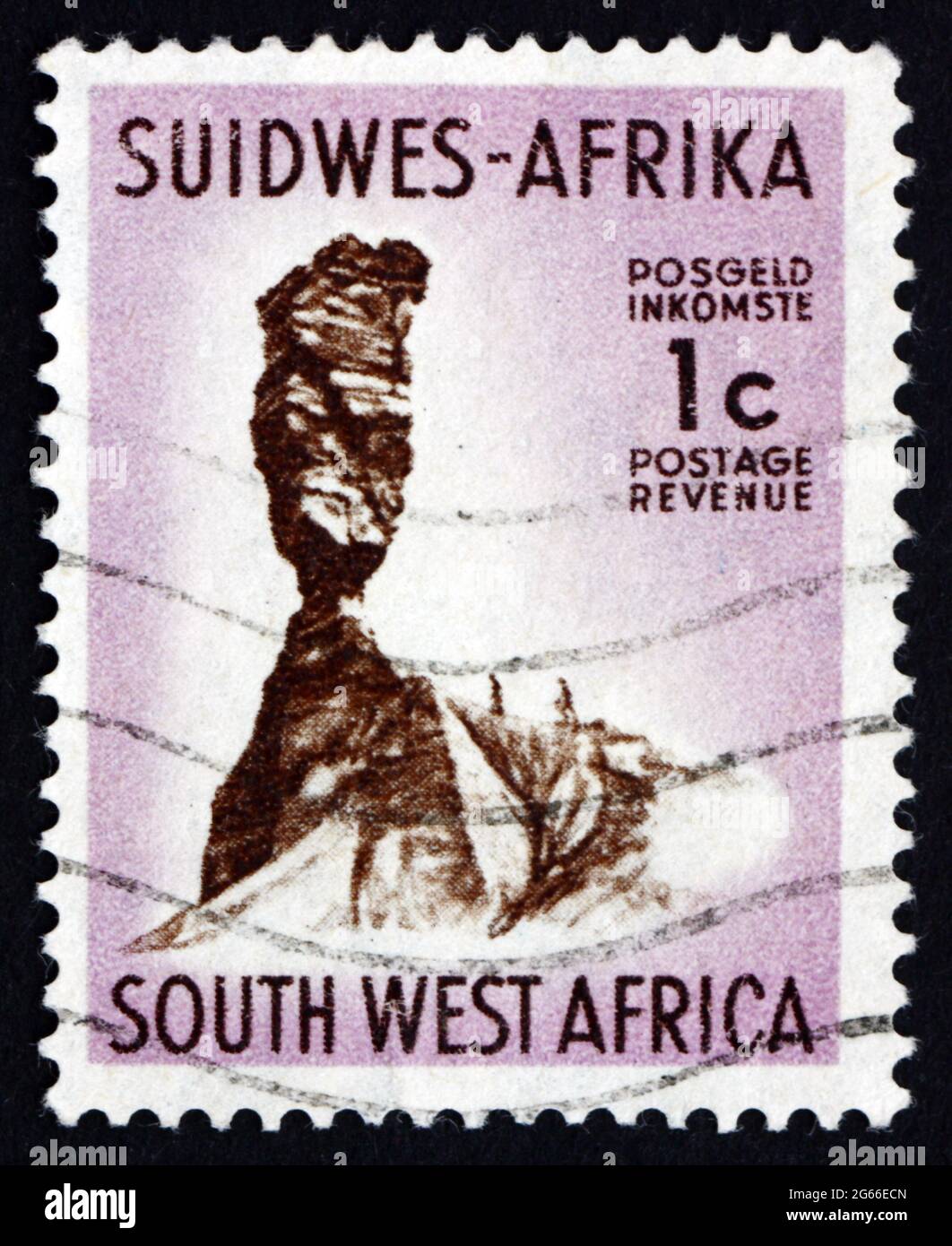 SUDÁFRICA - CIRCA 1961: Un sello impreso en el suroeste de África muestra Finger of God Rock, Asab, formación de piedra arenisca en el desierto de Namib Foto de stock
