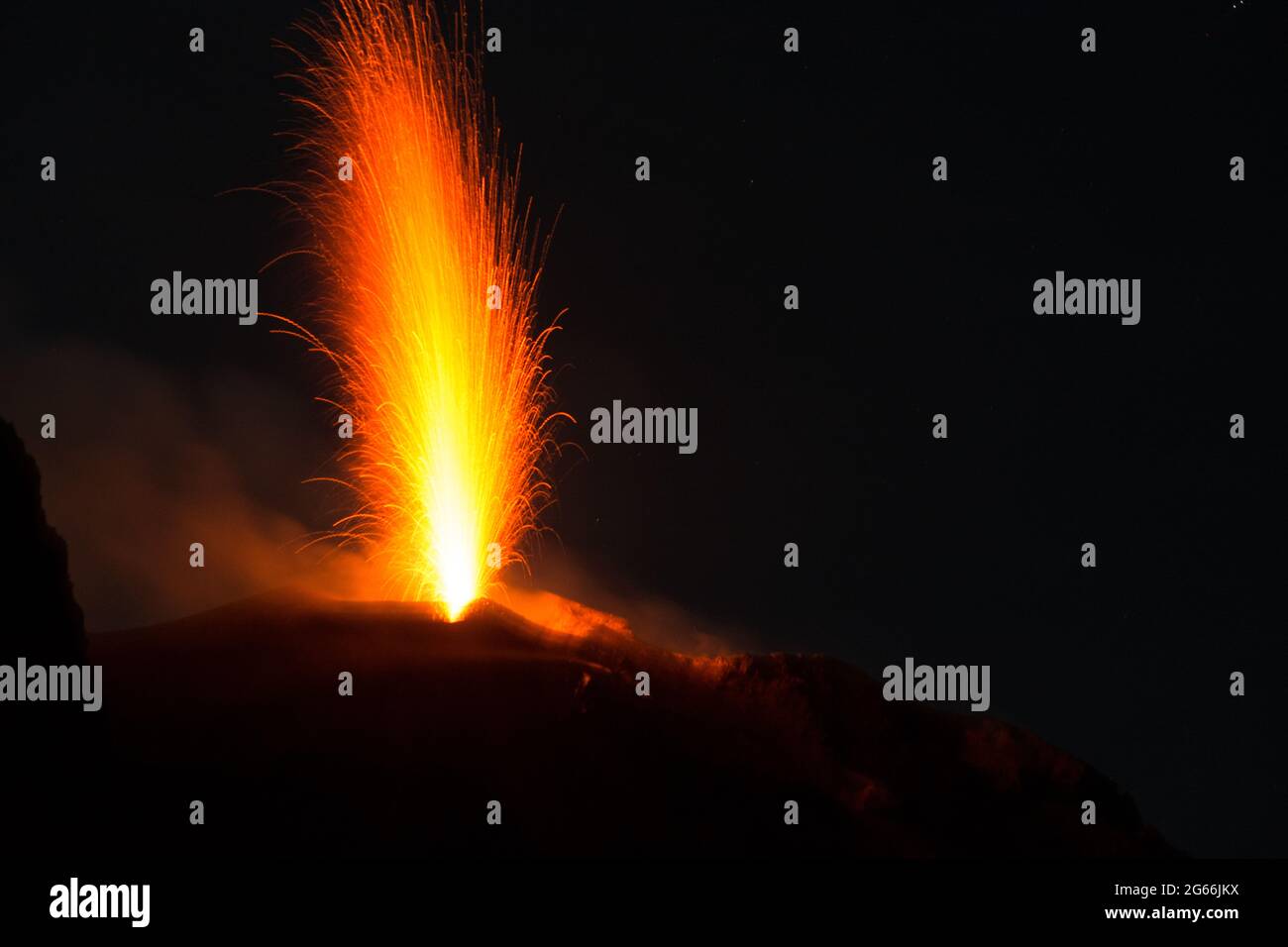 Explosión de lava en el cráter del volcán Stromboli Foto de stock