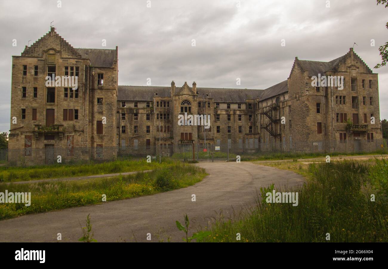 Hartwood Hospital, asilo psiquiátrico abandonado. Edificio de 3 pisos de planta U, estilo Baronial, Shotts, North Lanarkshire, Escocia Foto de stock