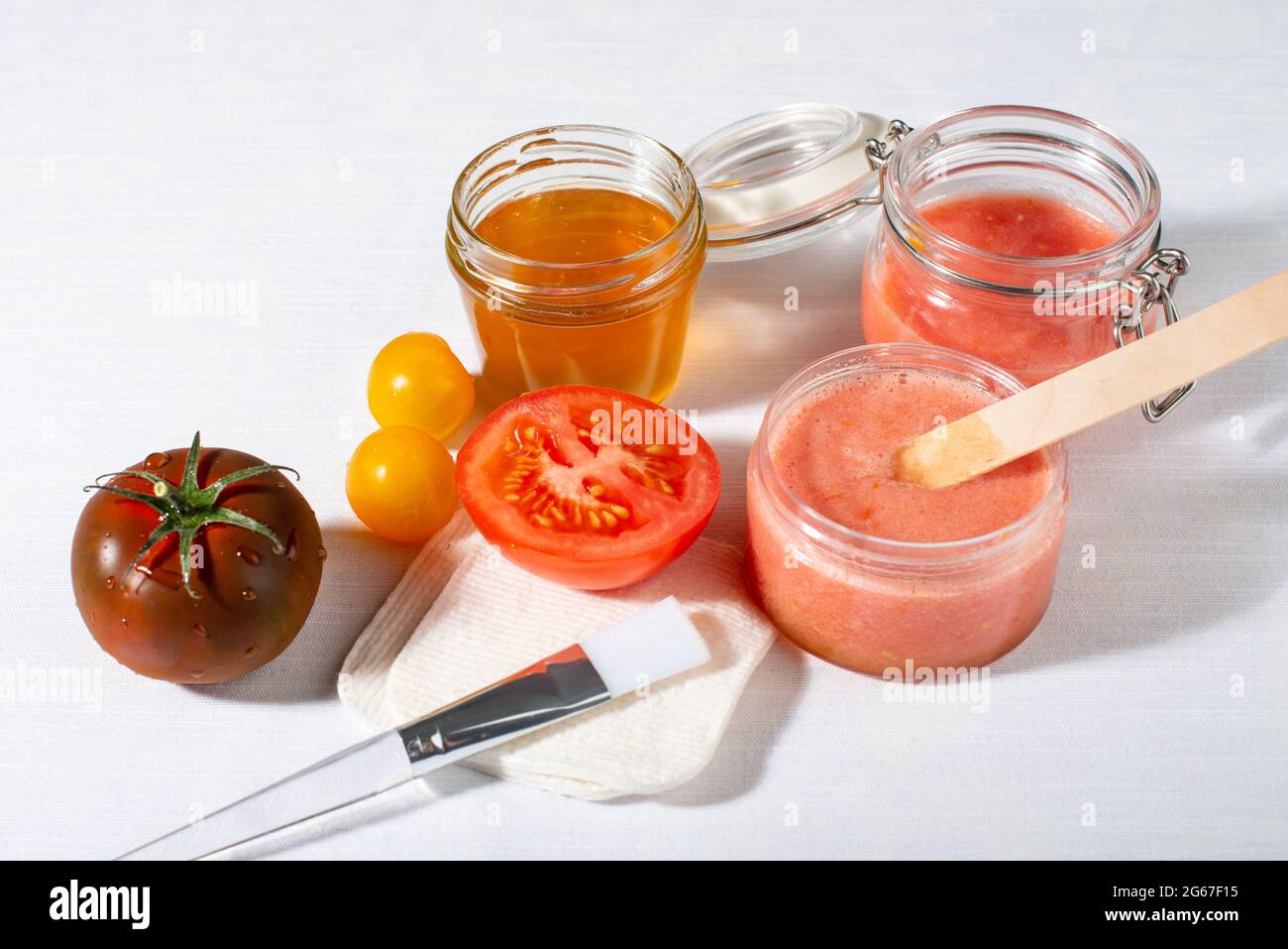 Pulpa de tomates y miel para mascarilla facial. Cosmética orgánica hecha en  casa. Producto natural para el cuidado de la piel DIY Fotografía de stock -  Alamy