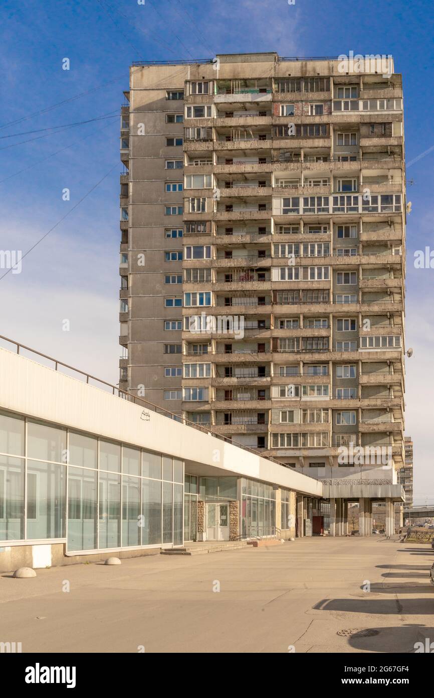 Edificio residencial de viviendas de gran altura, torre de gran altura en Oktyanrskaya nab, diseñado por Arquitectos Goldgor et al, 1970s, San Petersburgo, Rusia Foto de stock