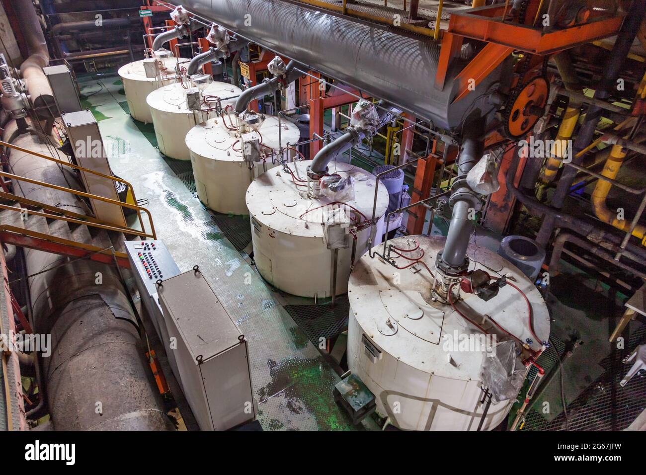 Las centrífugas industriales pesadas procesan la caña de azúcar en una  refinería de azúcar Fotografía de stock - Alamy