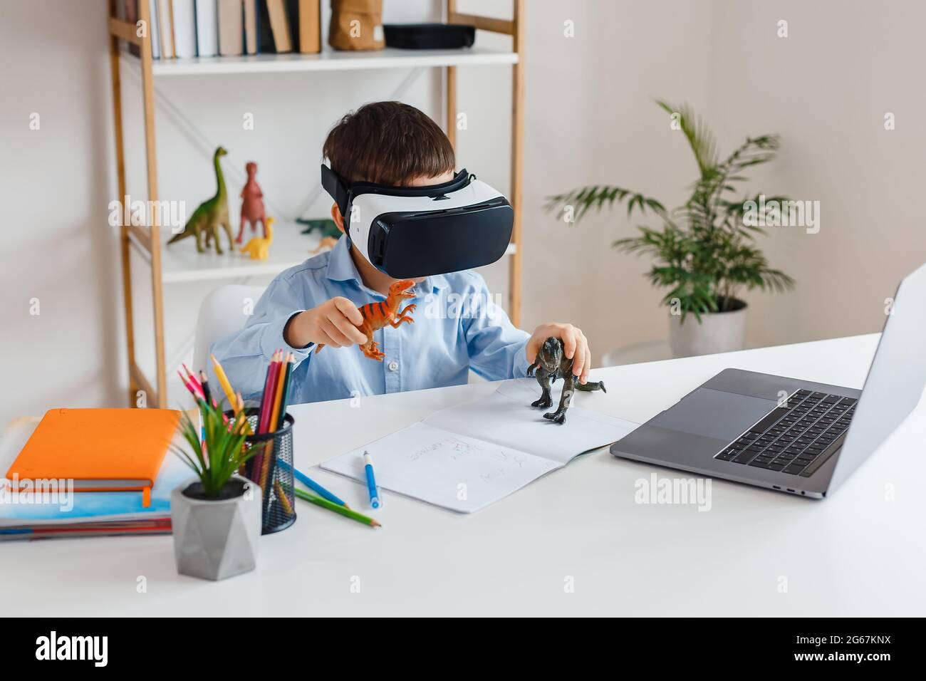 Niños buscando dinosaurios de realidad virtual a través de gafas VR. Los  niños juegan 3D juegos de video en casa. Aprender paleontología con  tecnologías modernas. Concepto de oído Fotografía de stock -