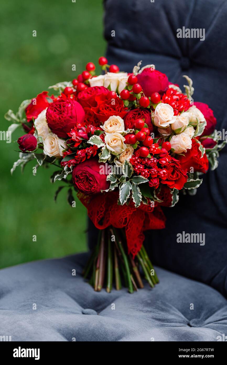 Ramo de rosas caro y moderno en marsala y colores rojos en la silla.  Detalles nupciales y decoración con flores Fotografía de stock - Alamy