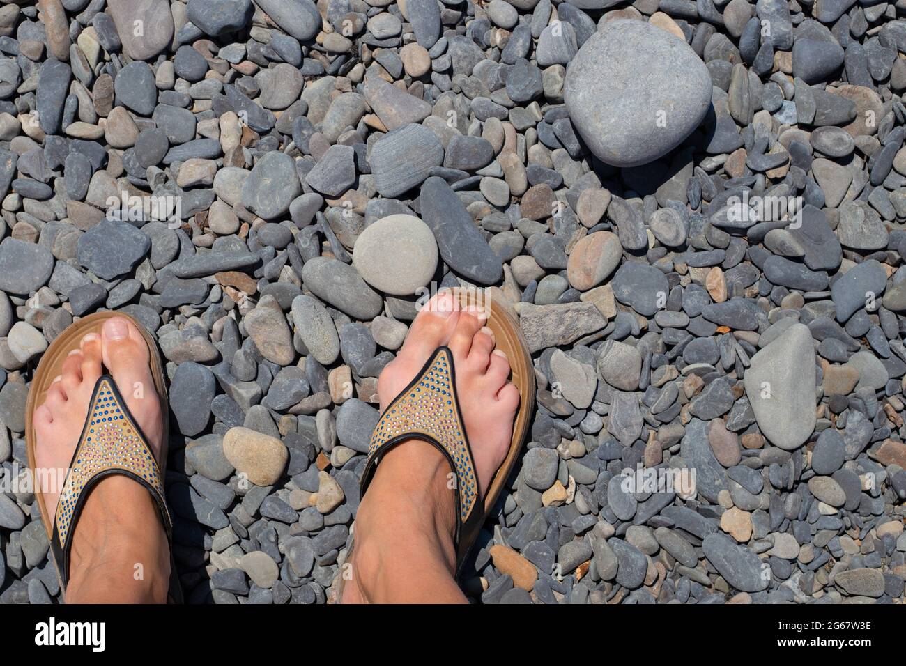 Los pies femeninos en sandalias fotografías e imágenes de alta resolución -  Alamy