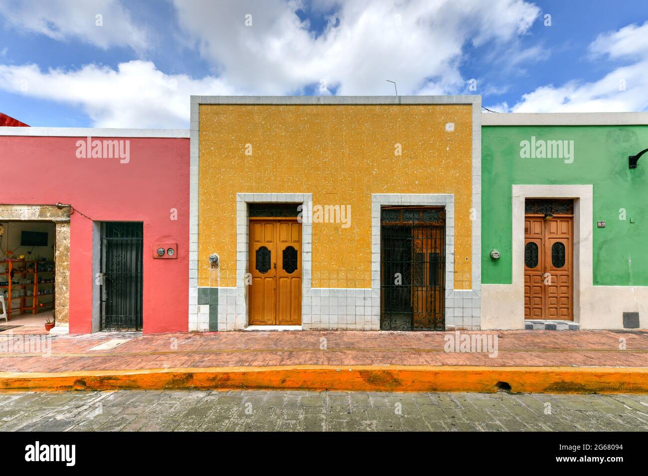 Colores brillantes en casas coloniales en un día soleado en Campeche,  México Fotografía de stock - Alamy