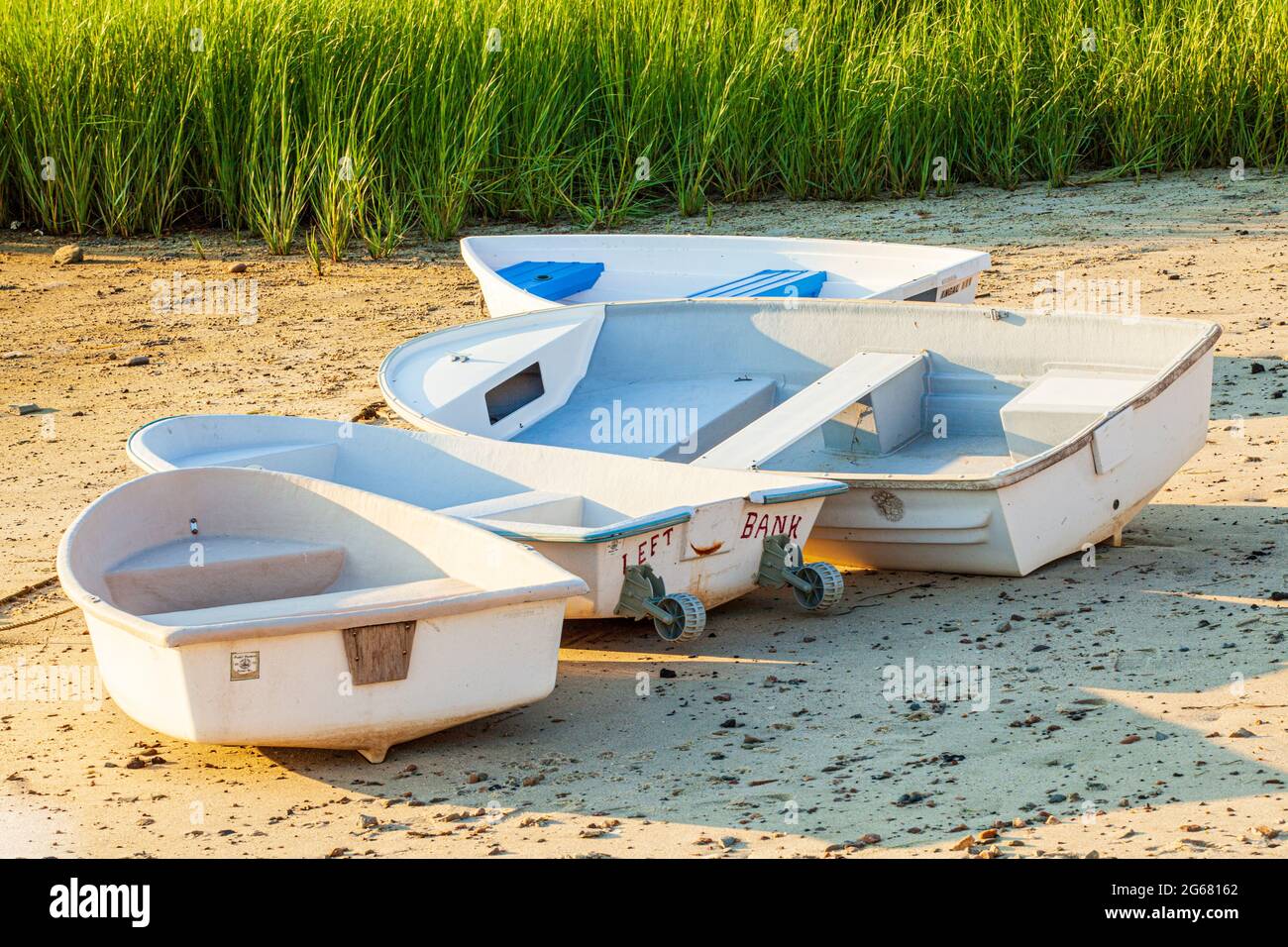 Barcos de remos en la playa en el puerto de Pamet, Truro, massachusetts Foto de stock
