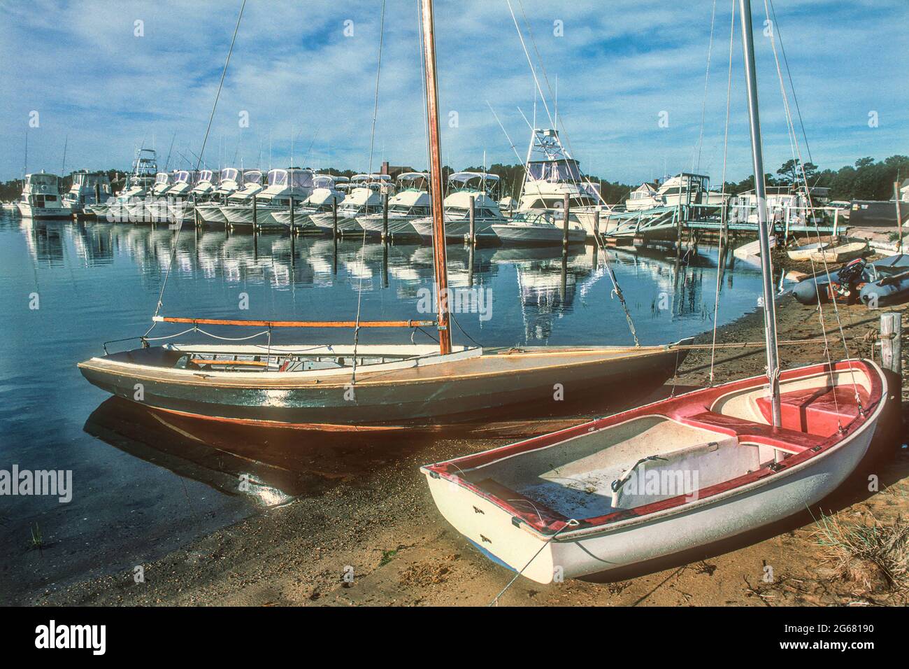 Dos veleros en Chatham Habor Foto de stock