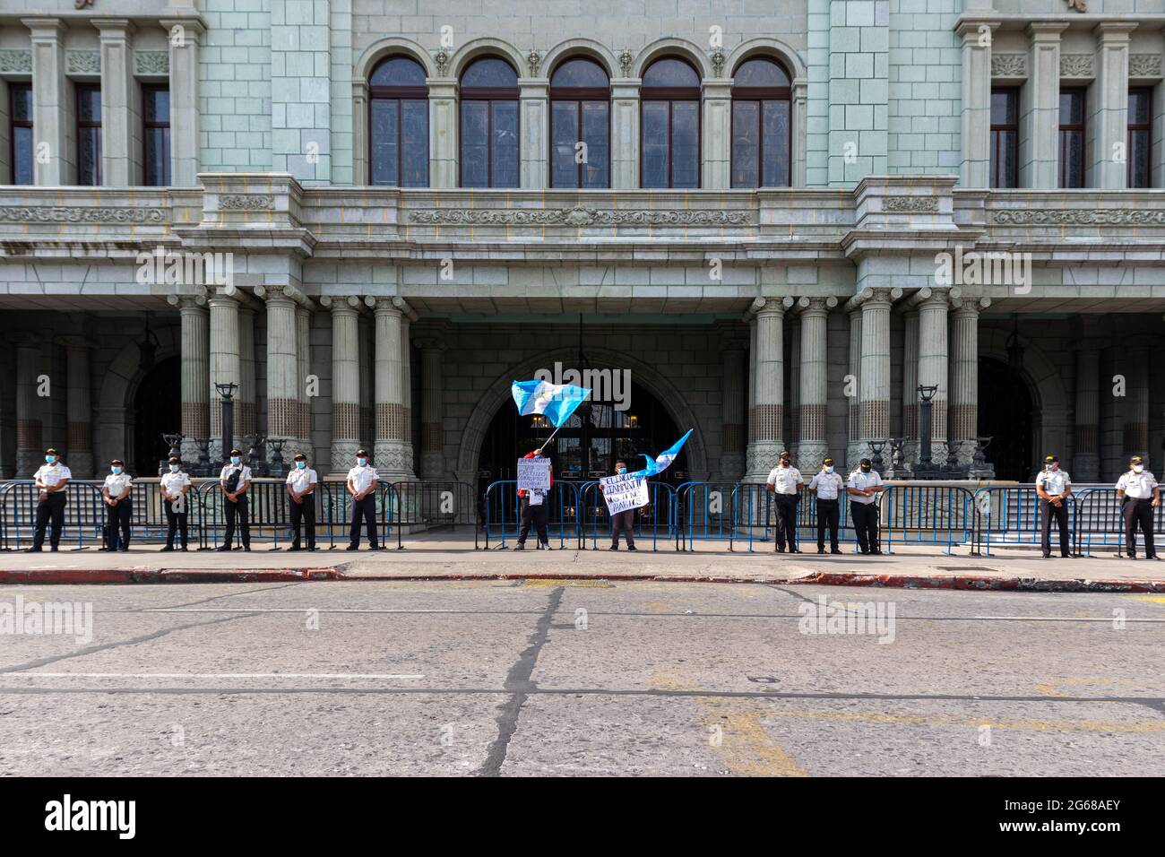 Protesta en Guatemala exigiendo la renuncia del presidente Giammattei por la corrupción y el mal manejo de la crisis pandémica Foto de stock