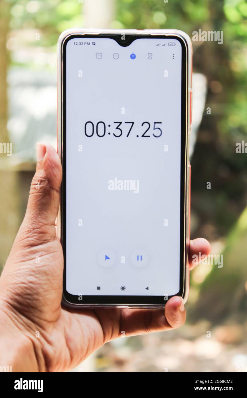Concepto de reloj despertador temporizador alarma cronómetro, reloj  despertador móvil a mano Fotografía de stock - Alamy