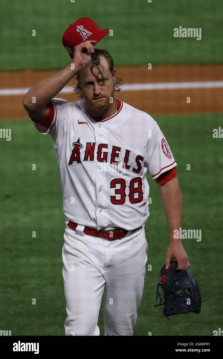 3 de julio de 2021: El lanzador de Los Angeles Angels Alex Cobb (38)  inclina su gorra a los fans mientras animan mientras abandona el juego  durante el juego entre los Orioles