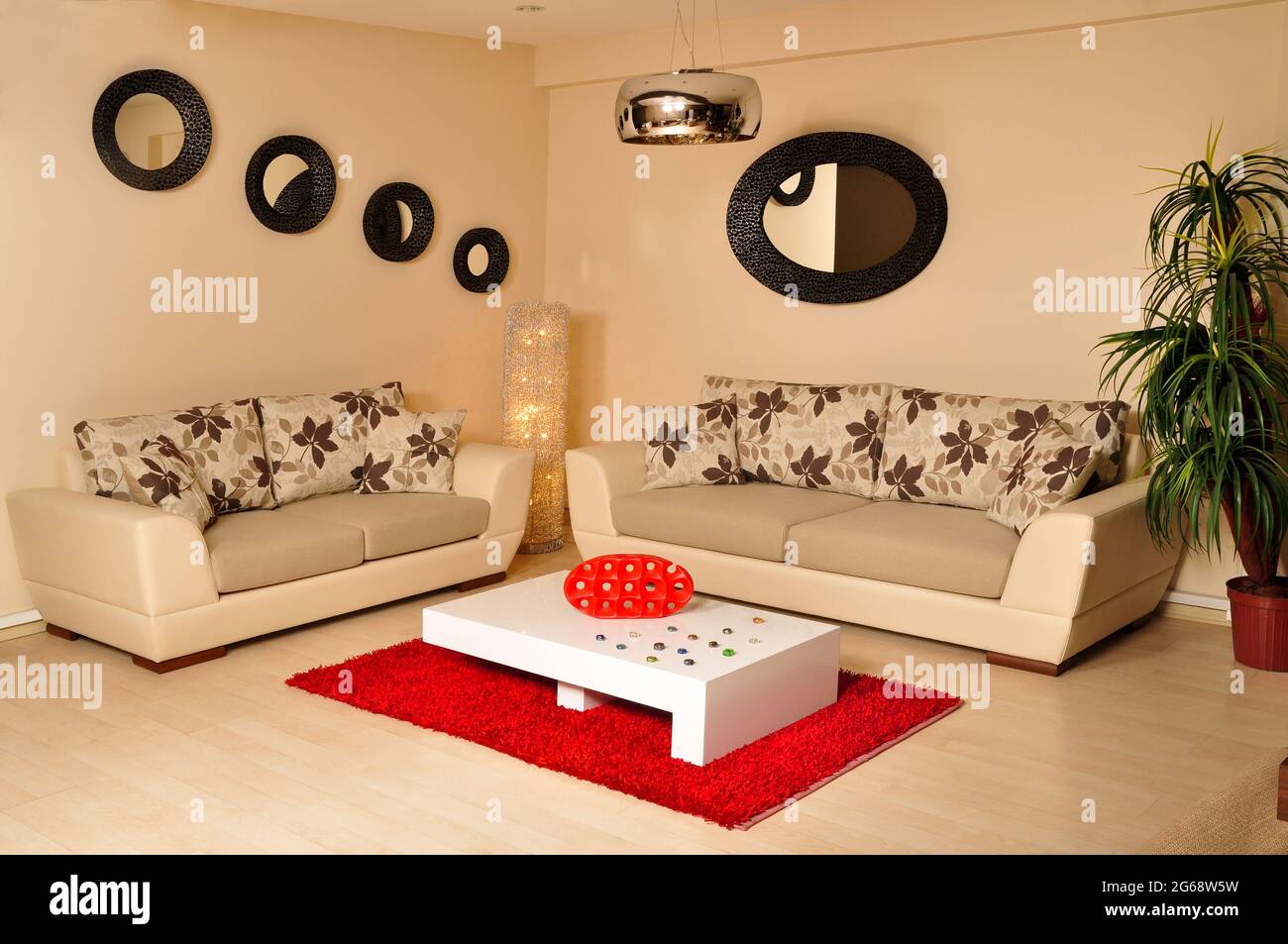 Sala de estar moderna y elegante juego de sofás de cuero, muebles cómodos y  modernos Fotografía de stock - Alamy