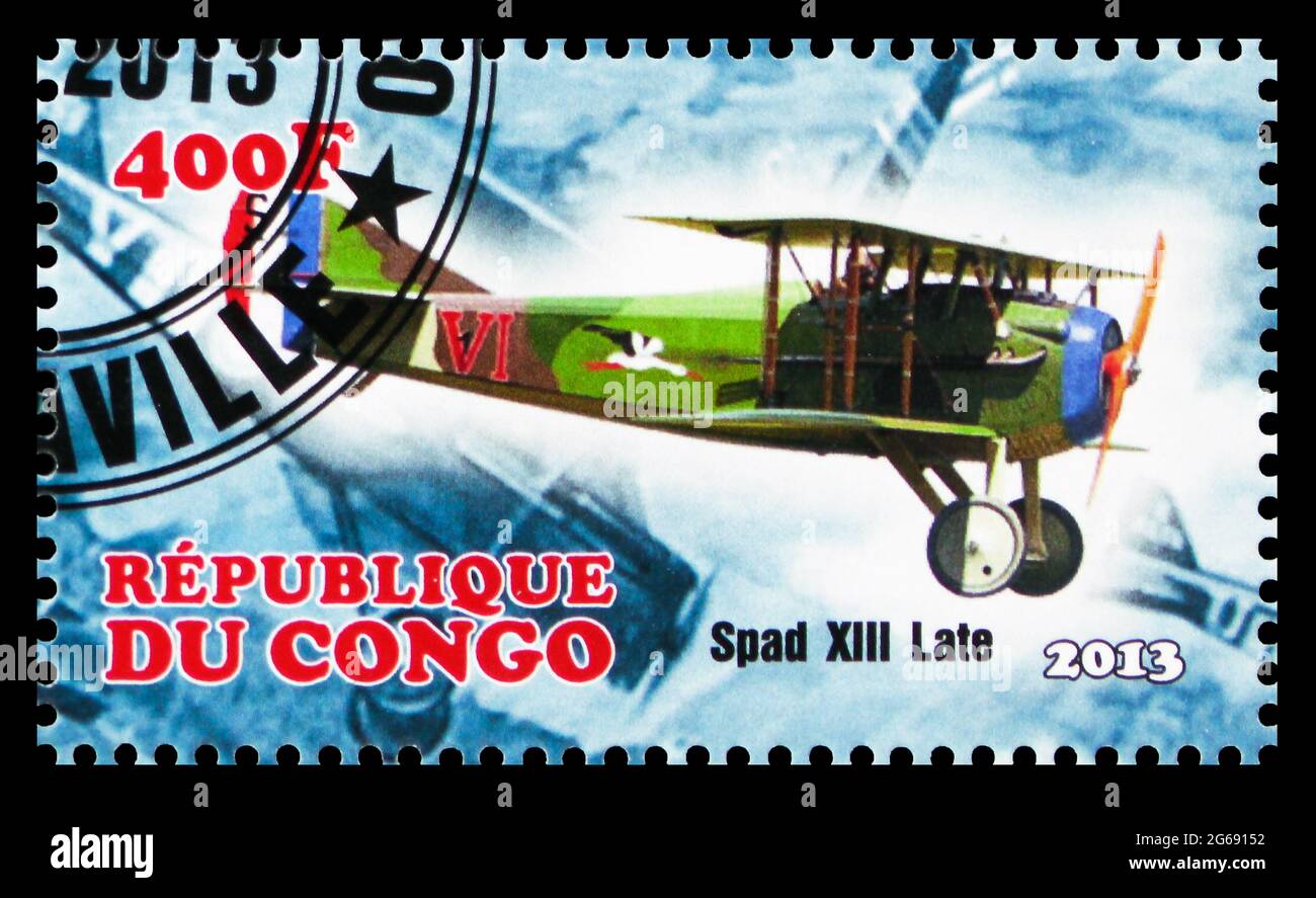 MOSCÚ, RUSIA - 28 DE MARZO de 2020: Sello postal impreso en Congo muestra Spad XIII tarde, biplanos de la serie de la Primera Guerra Mundial, alrededor de 2013 Foto de stock