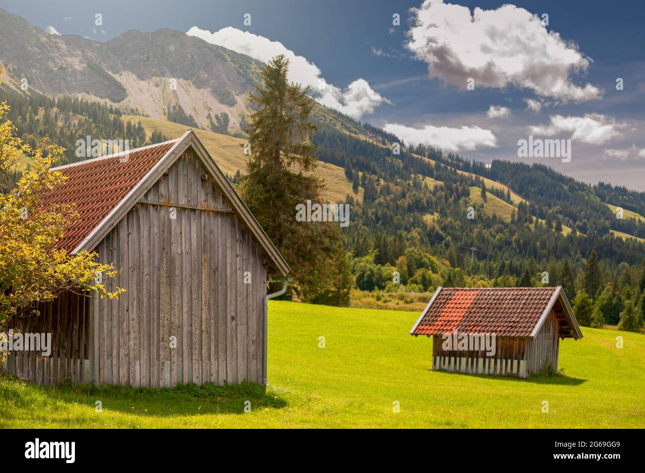 Cobertizo de madera en los Alpes Baviera Alemania Foto de stock
