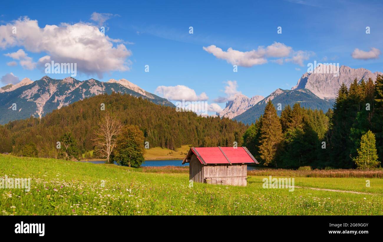 Cobertizo de madera en los Alpes Baviera Alemania Foto de stock