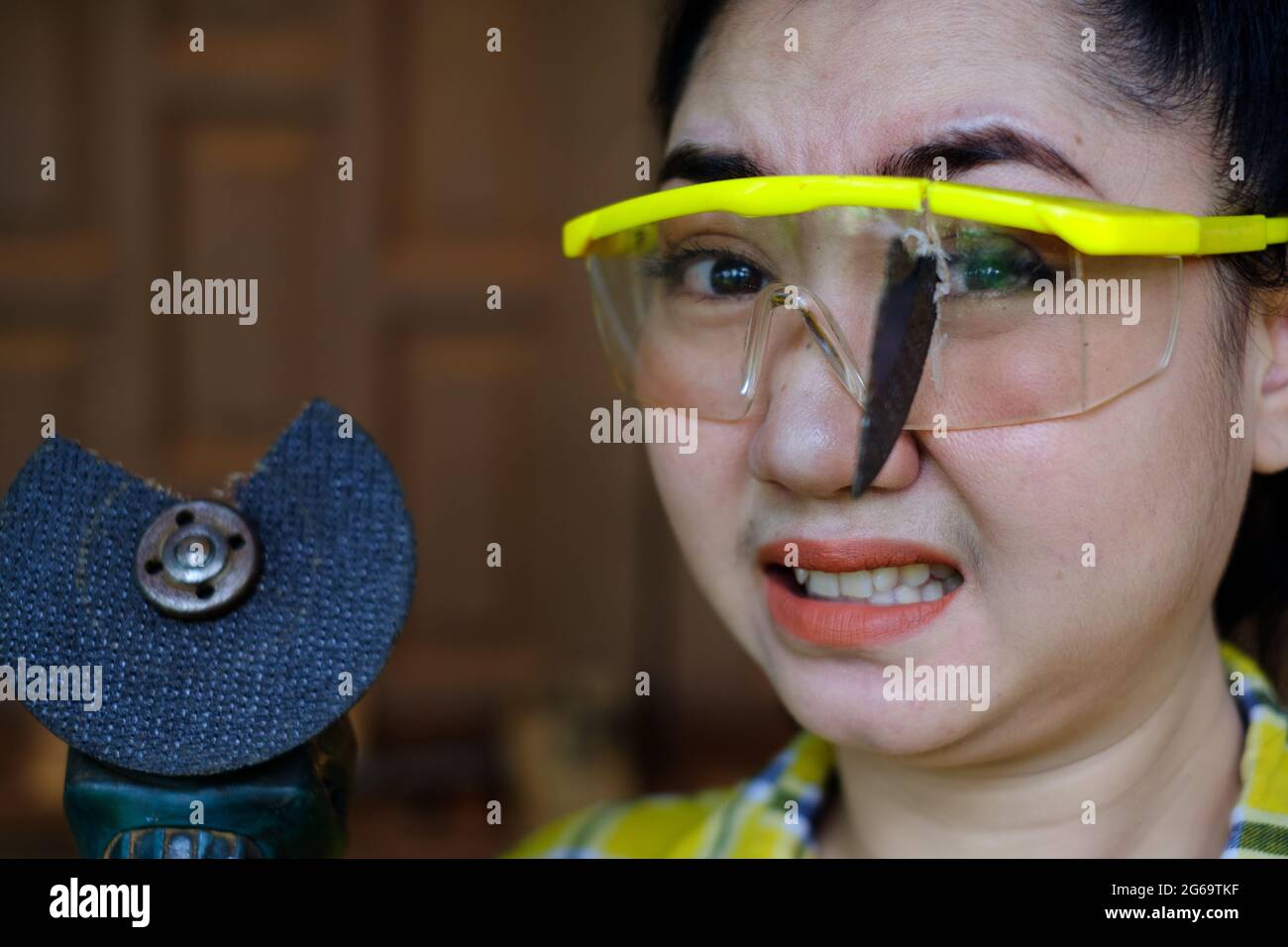 Cuna Producto Tendero Use gafas de seguridad guardadas Esta mujer técnica es ojo mientras trabaja  porque el plugin de corte de disco está roto, los peligros de usar  herramientas eléctricas, esto es Fotografía de stock -