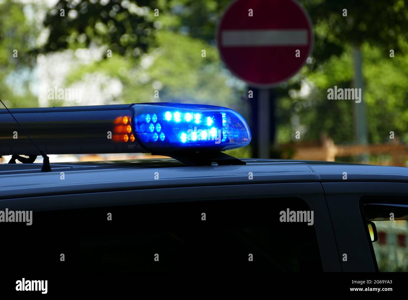 Luces de advertencia del coche de policía encendidas. Luces de emergencia  azules con LED. Primer plano Fotografía de stock - Alamy