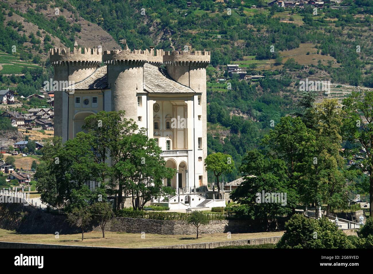 Vista de verano del castillo medieval, Aymaviles Aosta Valle Italia Foto de stock